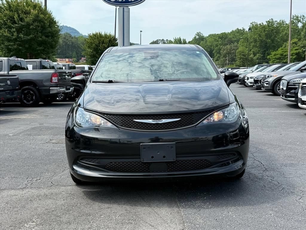 Used 2023 Chrysler Voyager LX FWD image 9
