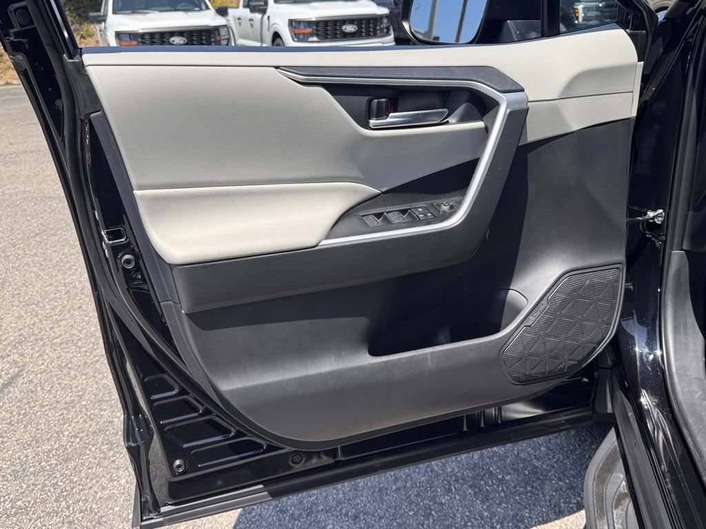 Used 2025 Toyota RAV4 XLE Premium AWD/4WD image 15
