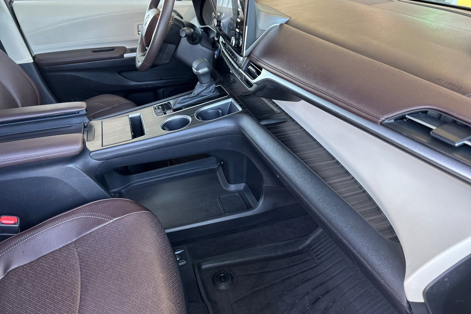 Used 2024 Toyota Sienna Platinum AWD/4WD image 17