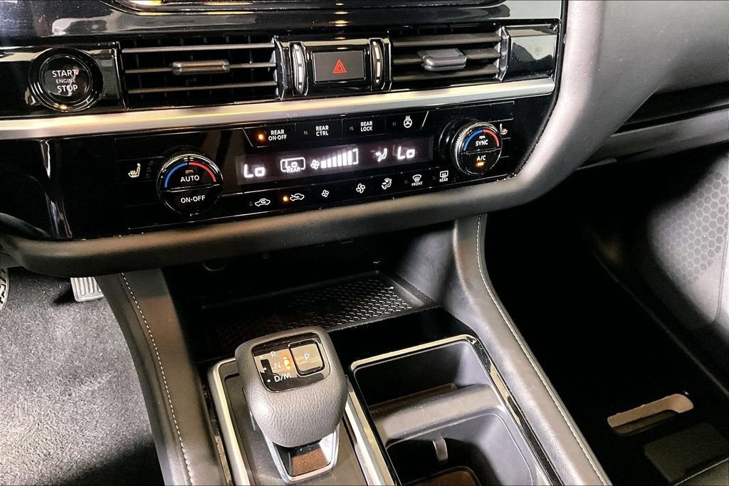 Used 2025 Nissan Pathfinder SL FWD image 26