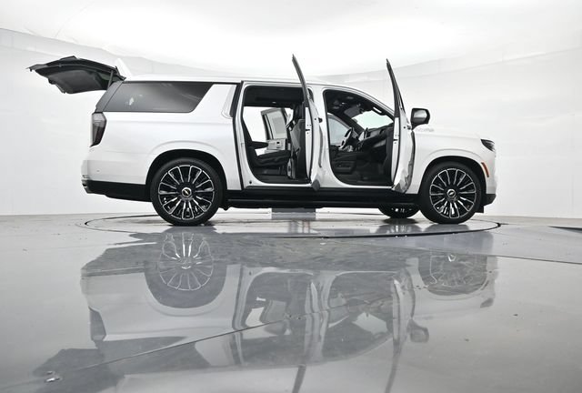 Used 2025 Chevrolet Suburban High Country AWD/4WD image 56