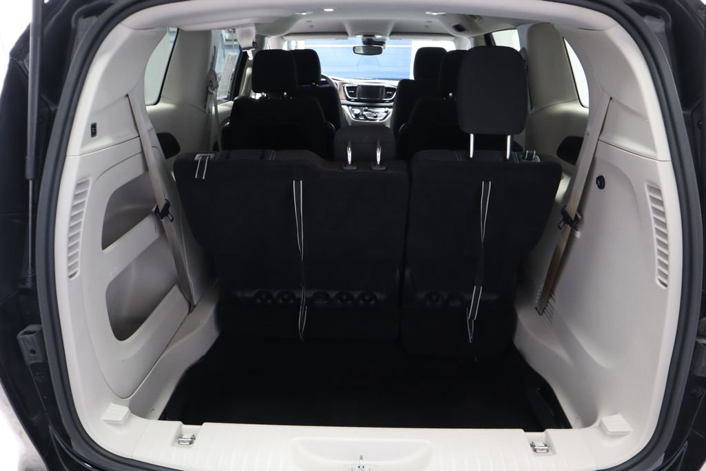 Used 2023 Chrysler Voyager LX FWD image 17