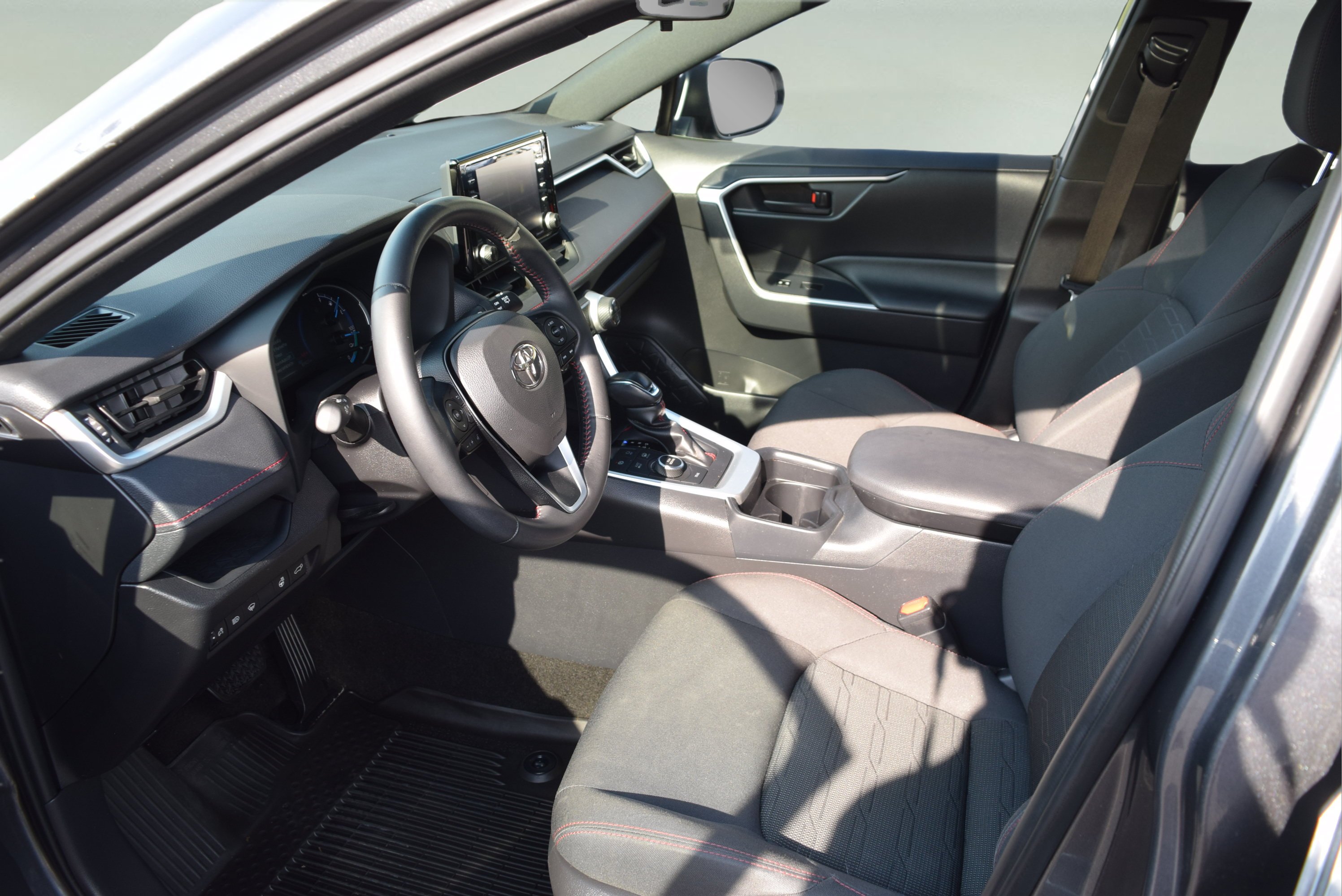 Used 2021 Toyota RAV4 SE w/ Weather & Moonroof Package AWD/4WD image 10