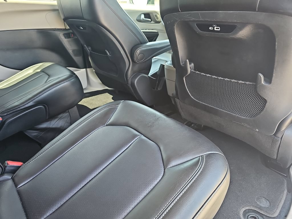 Used 2023 Chrysler Pacifica Touring-L FWD image 11