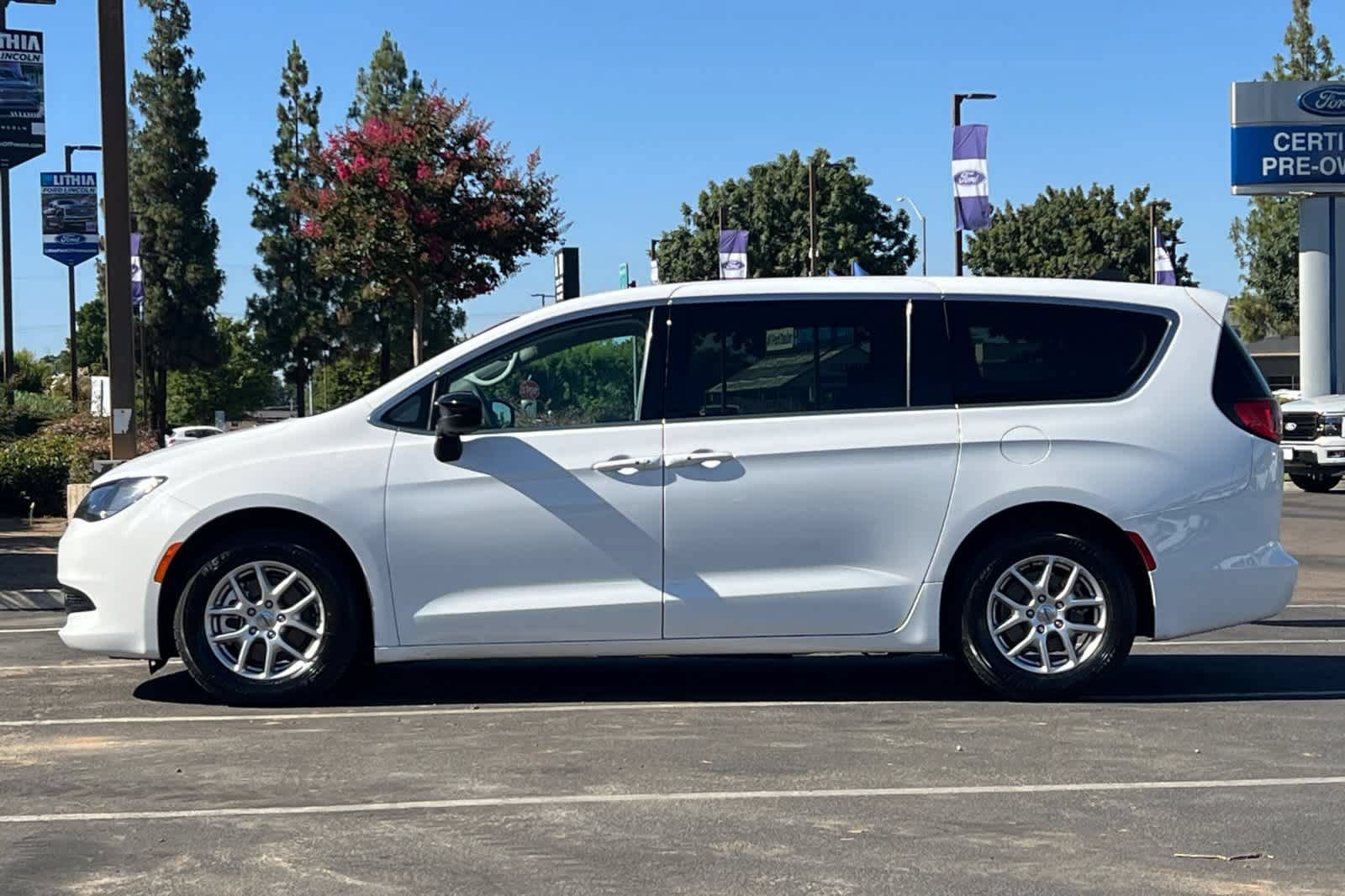 Used 2024 Chrysler Voyager LX FWD image 5