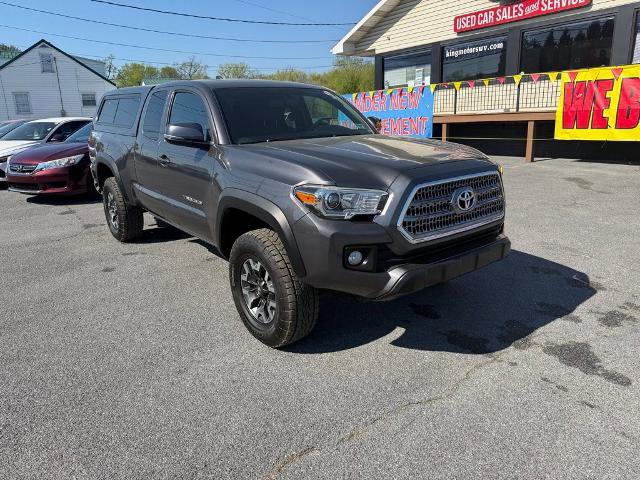 Used 2017 Toyota Tacoma TRD Off-Road w/ Tow Package image 2