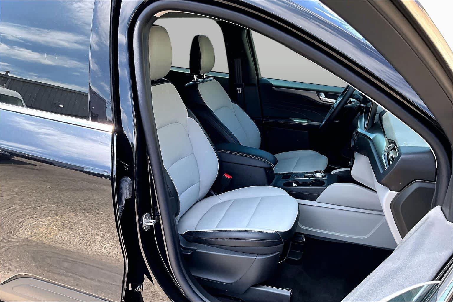 Certified 2025 Ford Escape SE FWD image 17