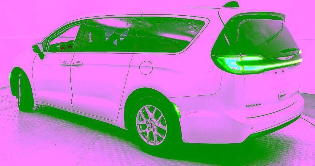Used 2024 Chrysler Pacifica Touring-L FWD image 4