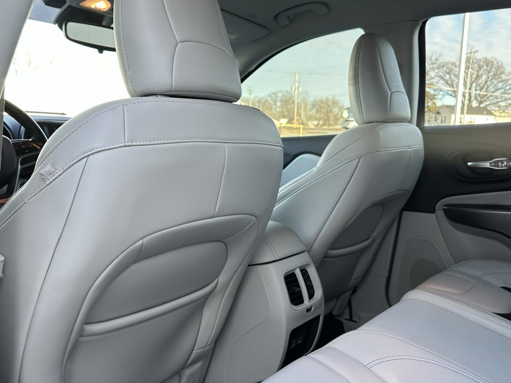 Used 2021 Jeep Cherokee Latitude Plus image 13