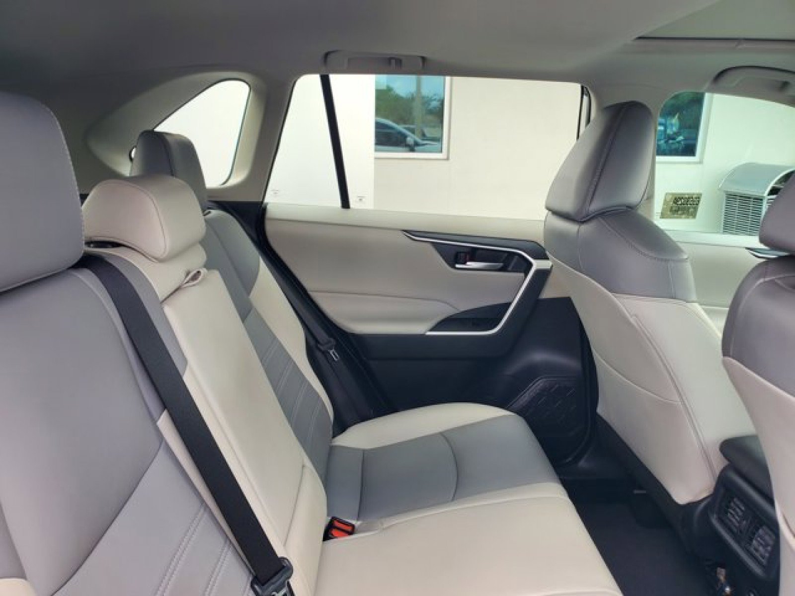 Used 2021 Toyota RAV4 XLE Premium image 34