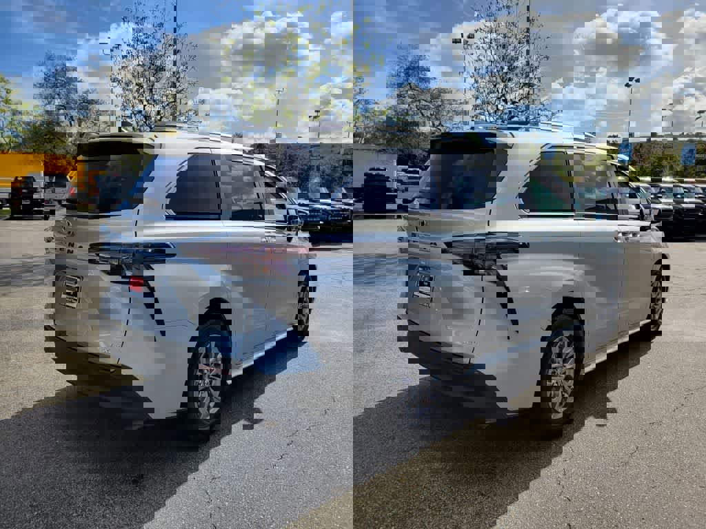 Used 2025 Toyota Sienna XLE image 7