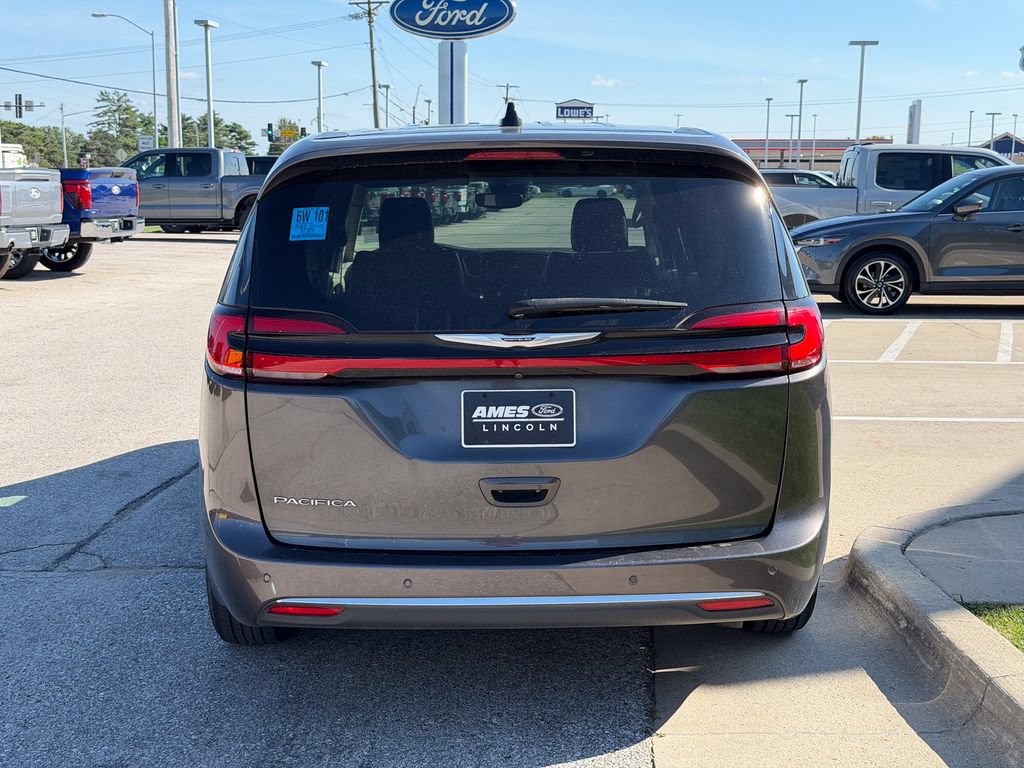 Used 2023 Chrysler Pacifica Touring-L FWD image 5