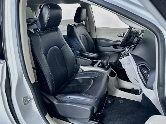 Used 2024 Chrysler Pacifica Touring-L FWD image 14