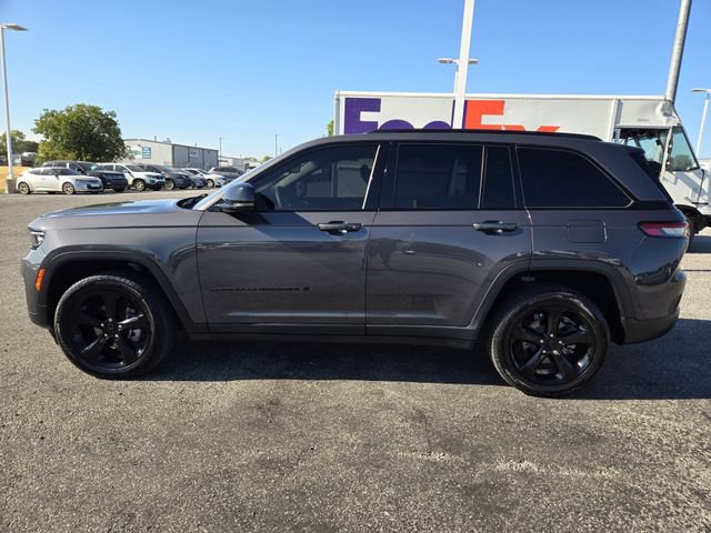 Used 2023 Jeep Grand Cherokee Altitude AWD/4WD image 4