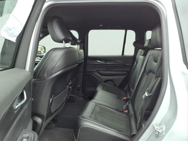 Used 2025 Jeep Grand Cherokee Altitude AWD/4WD image 10