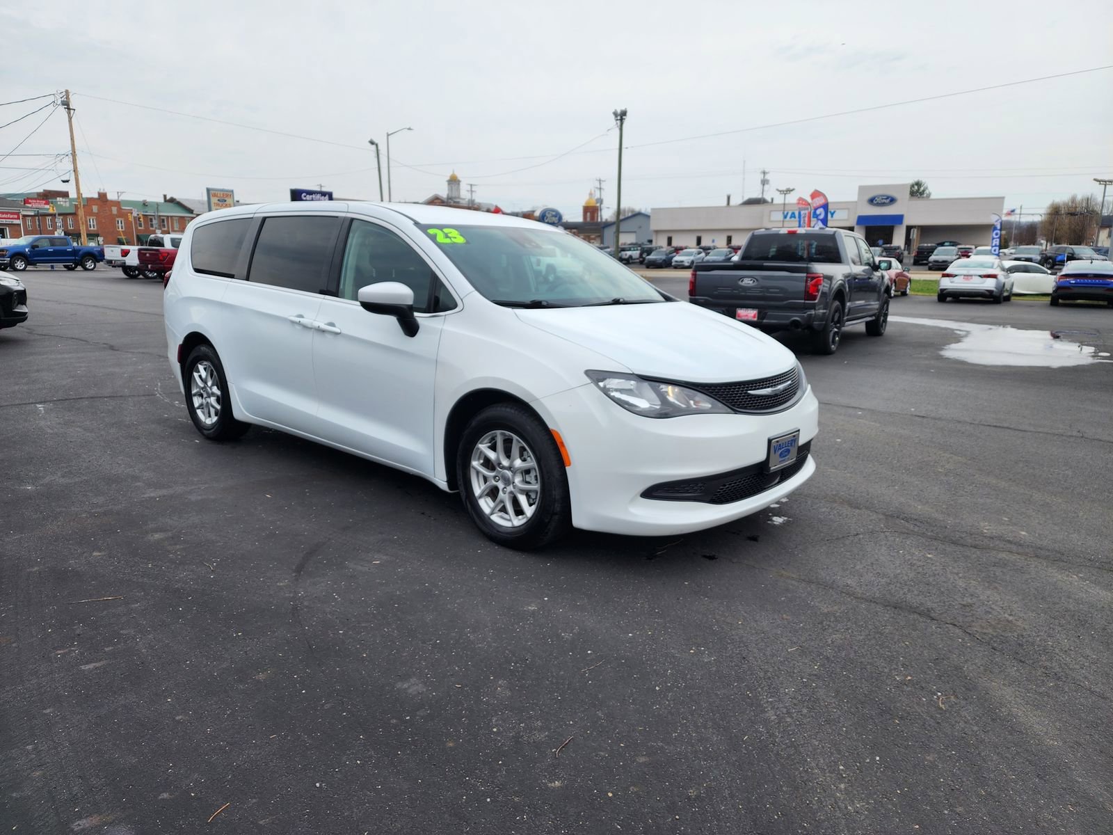 Used 2023 Chrysler Voyager LX FWD image 7