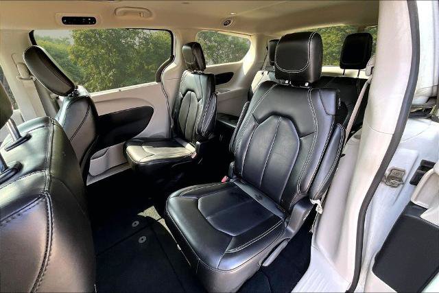 Used 2023 Chrysler Pacifica Touring-L FWD image 25