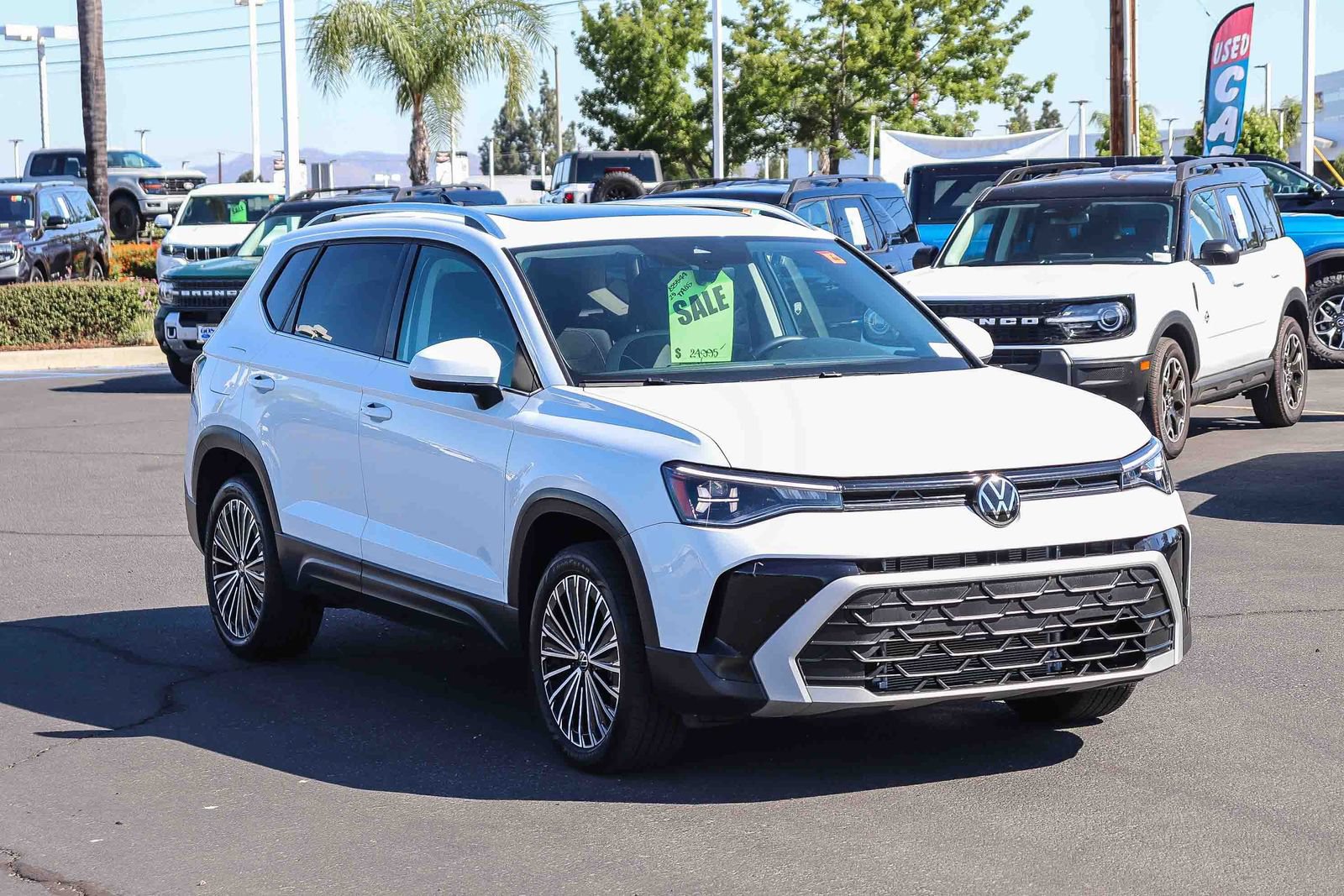 Used 2025 Volkswagen Taos SE w/ Panoramic Sunroof Package FWD image 3