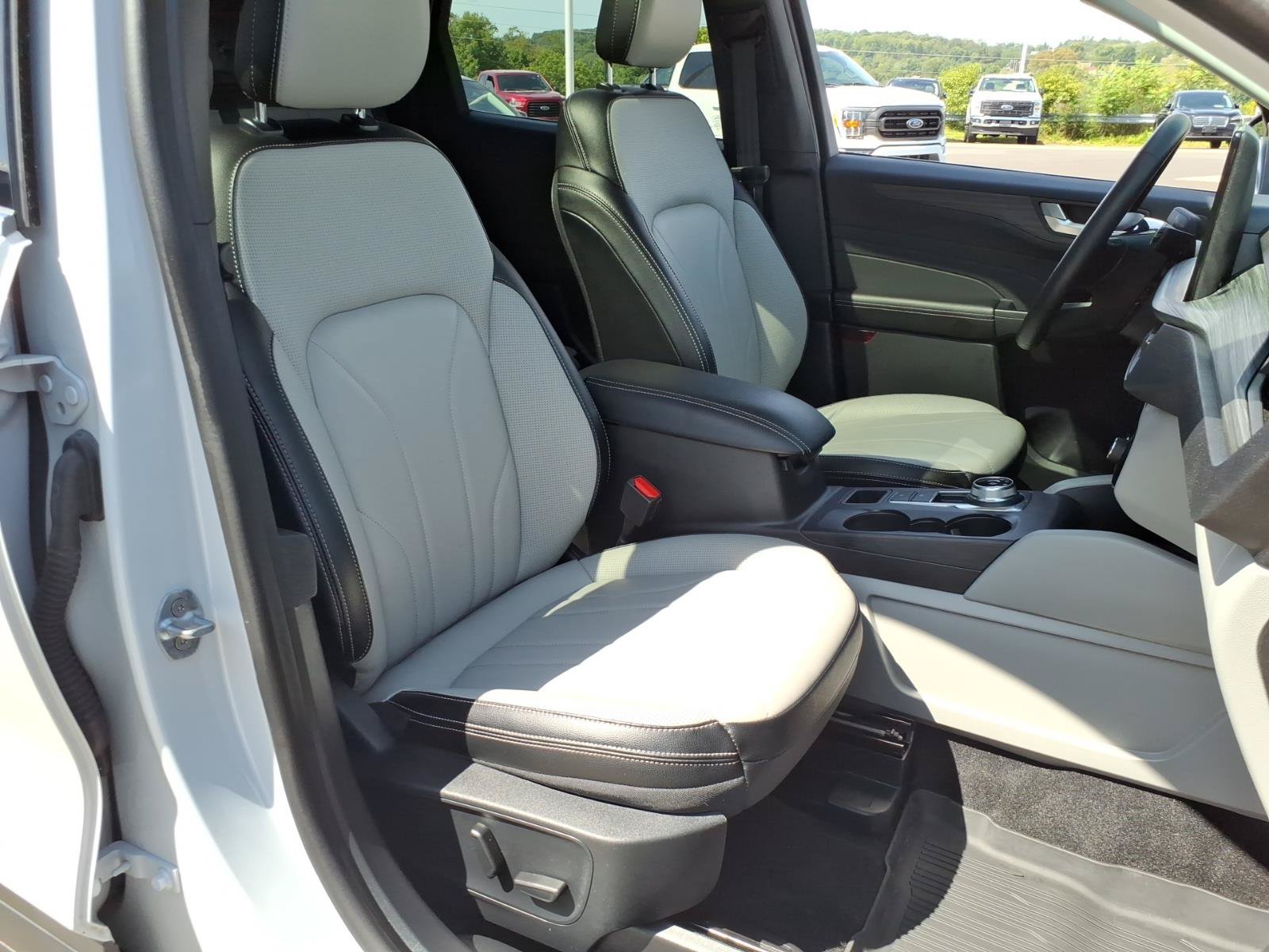 Certified 2025 Ford Escape Platinum w/ Premium Technology Package AWD/4WD image 8