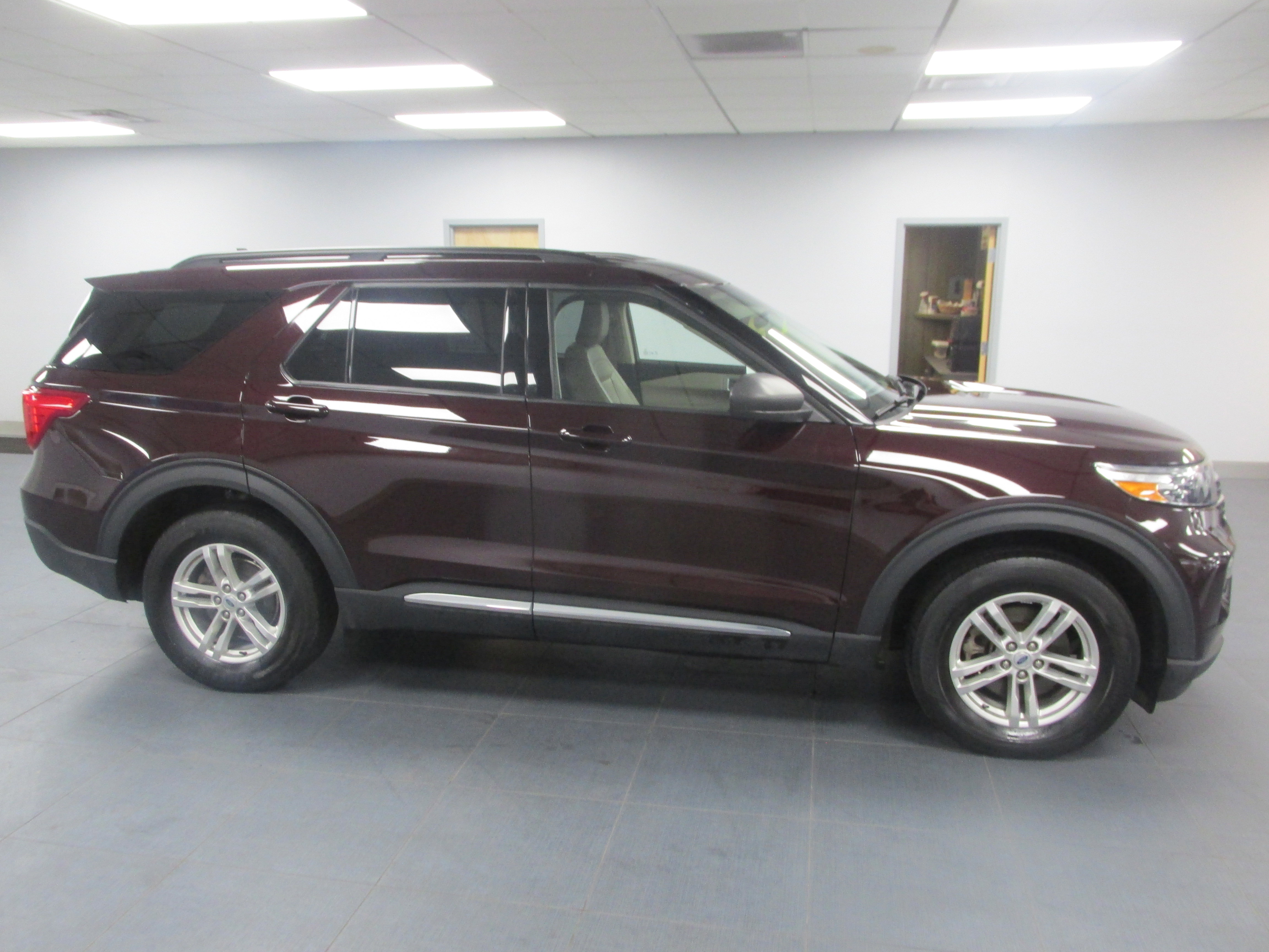 Certified 2023 Ford Explorer XLT w/ Equipment Group 202A AWD/4WD image 4