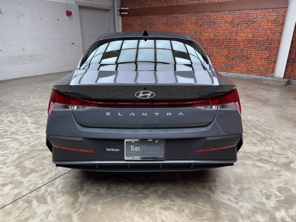 Used 2024 Hyundai Elantra SEL FWD image 3