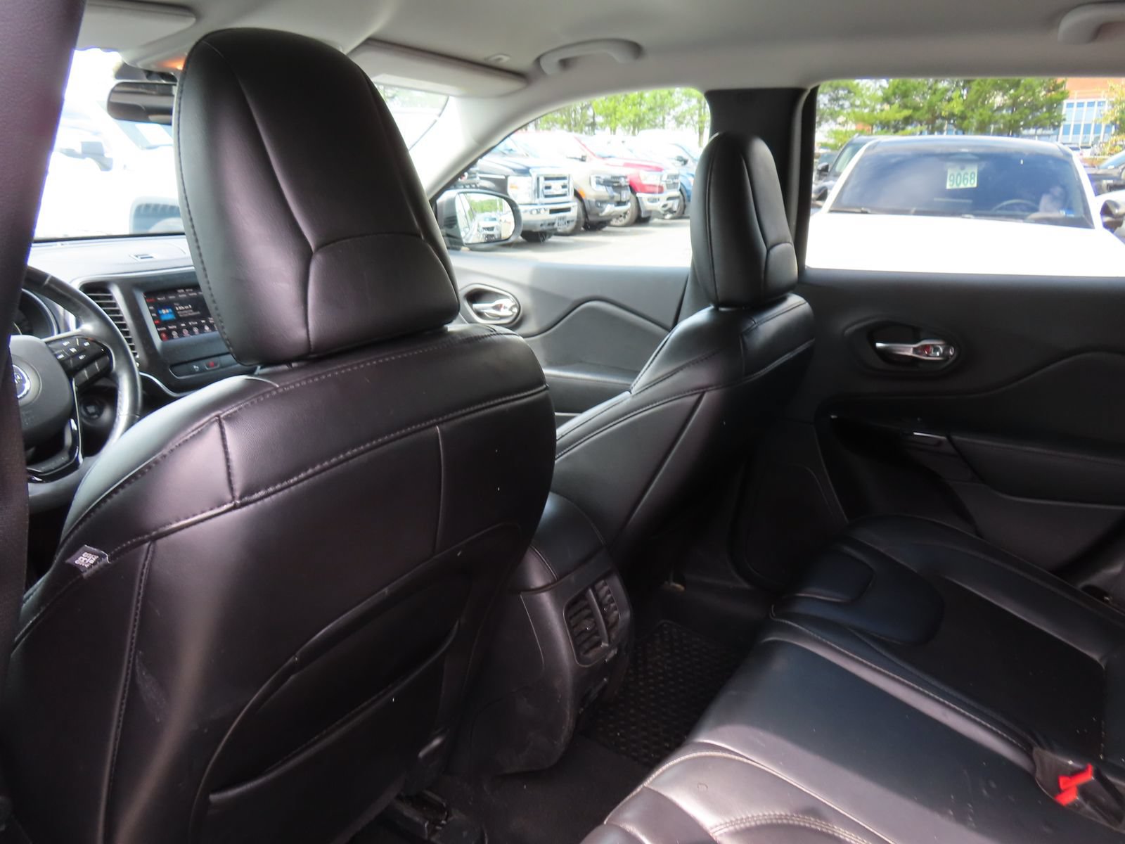 Used 2019 Jeep Cherokee Latitude Plus AWD/4WD image 27