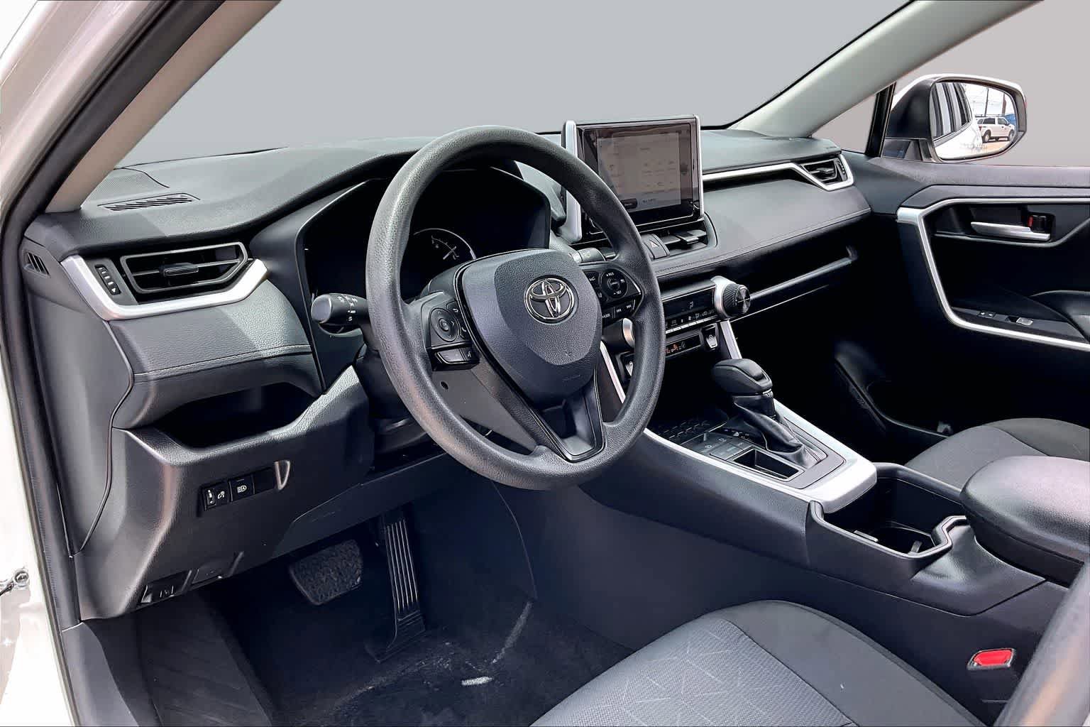 Used 2025 Toyota RAV4 XLE FWD image 16