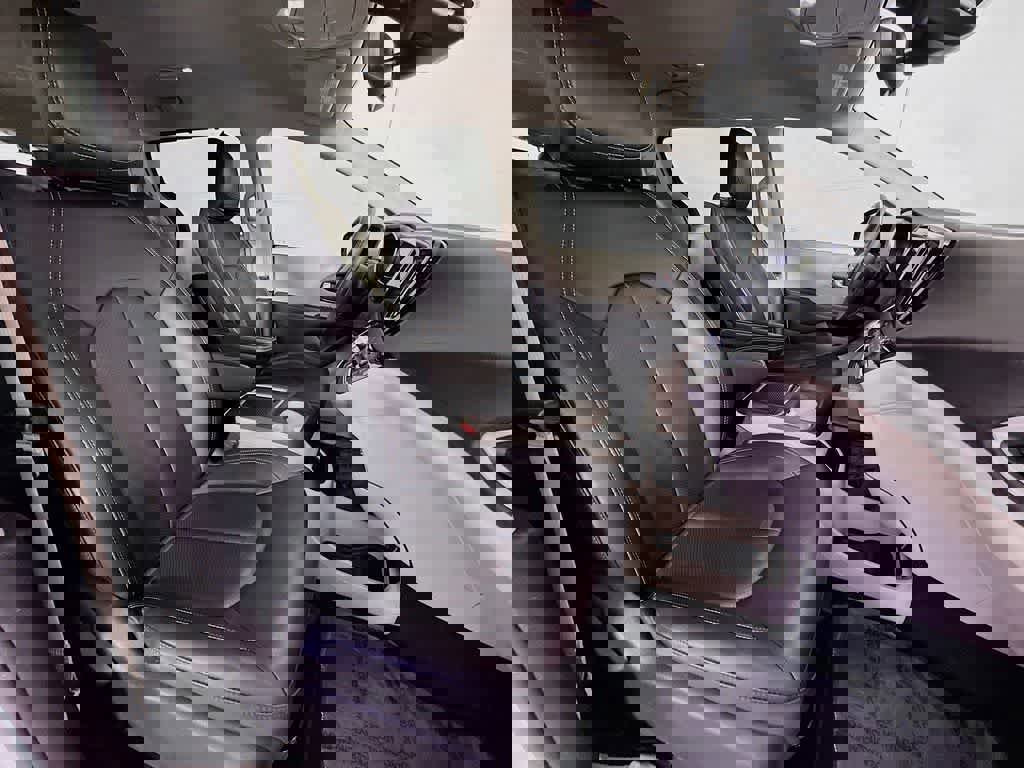 Used 2024 Chrysler Pacifica Touring-L image 18