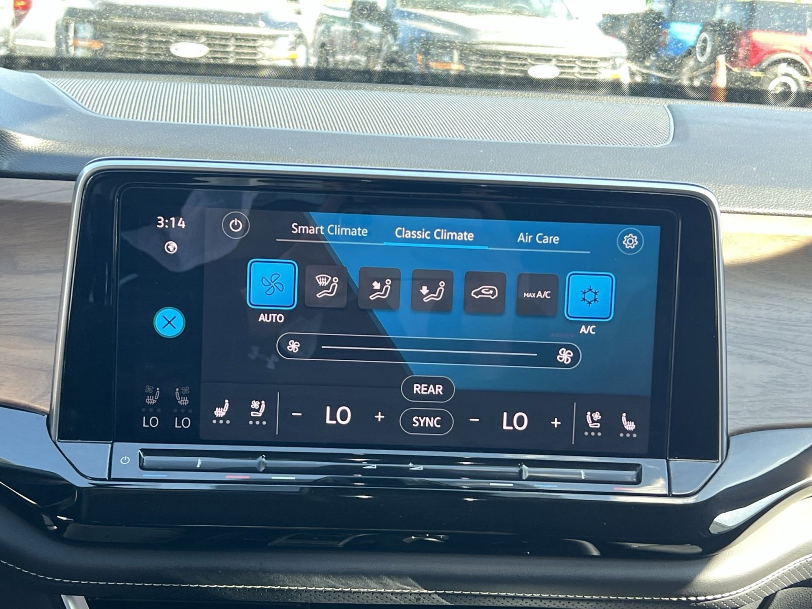 Used 2025 Volkswagen Atlas SE FWD image 28