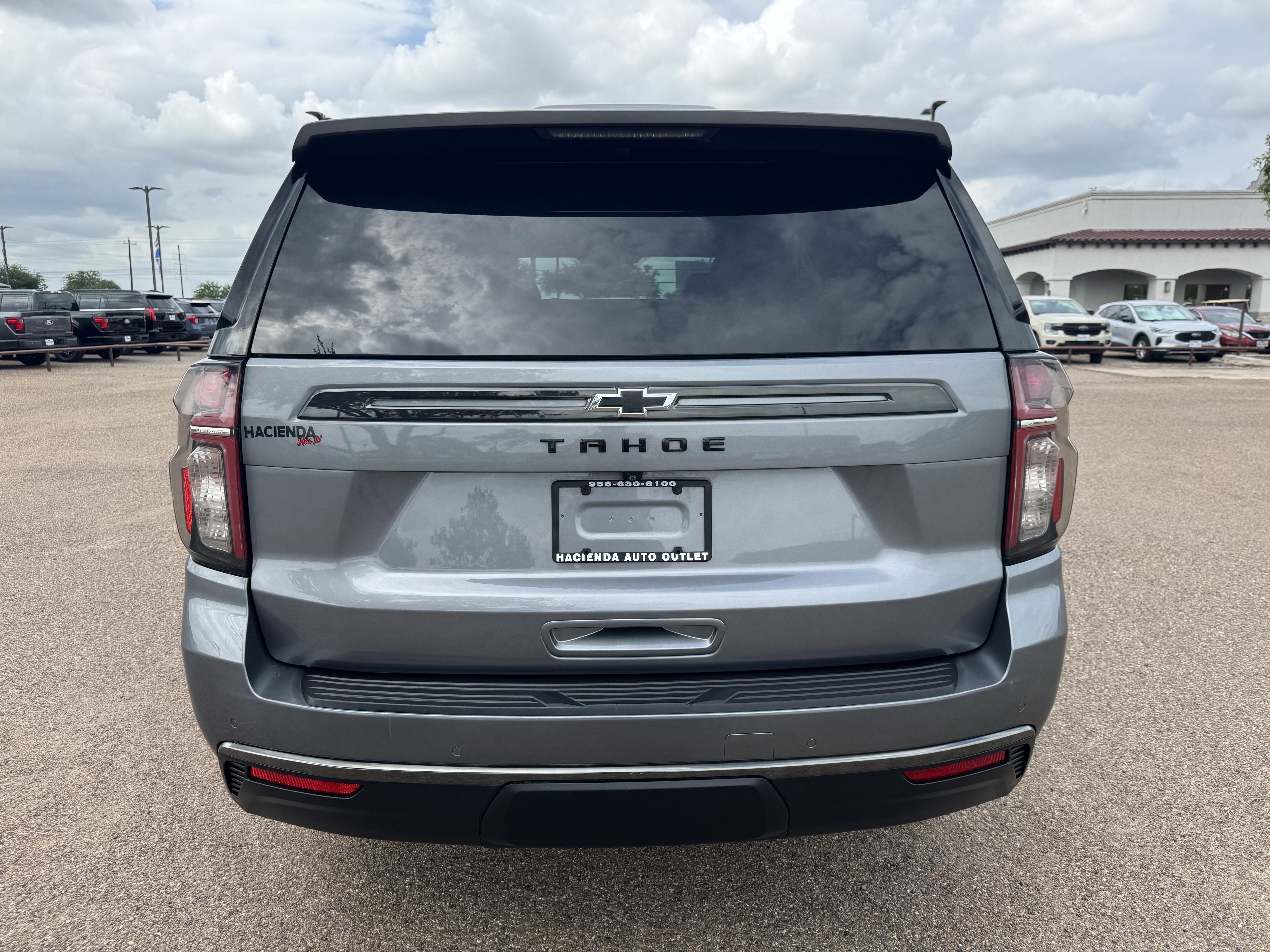 Used 2021 Chevrolet Tahoe Z71 w/ Luxury Package AWD/4WD image 3