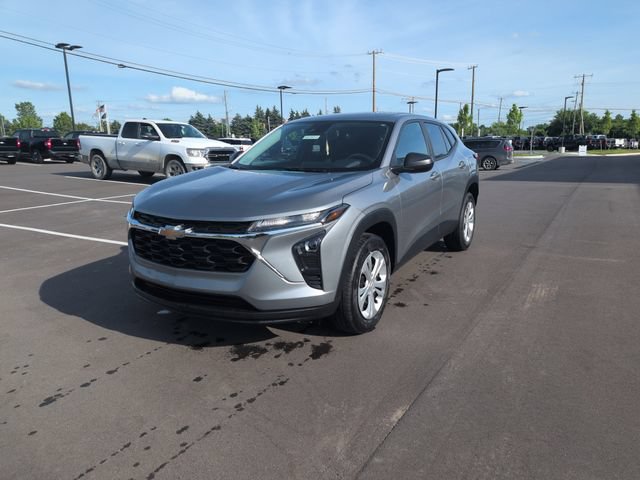 Used 2024 Chevrolet Trax LS w/ Driver Confidence Package FWD image 3