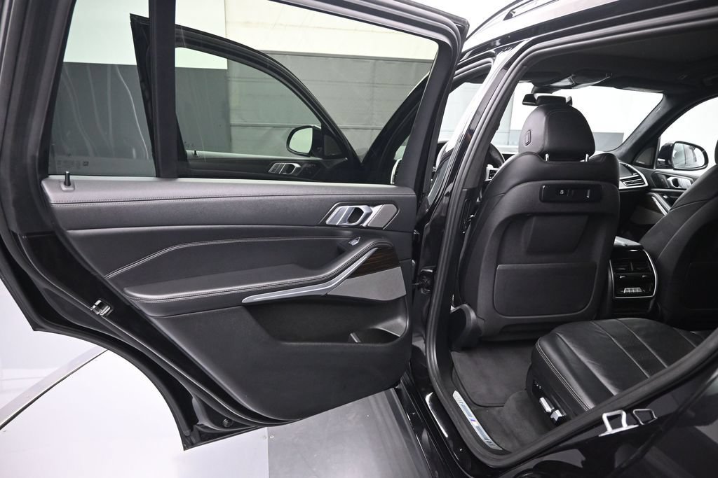 Used 2020 BMW X7 xDrive40i w/ M Sport Package AWD/4WD image 11