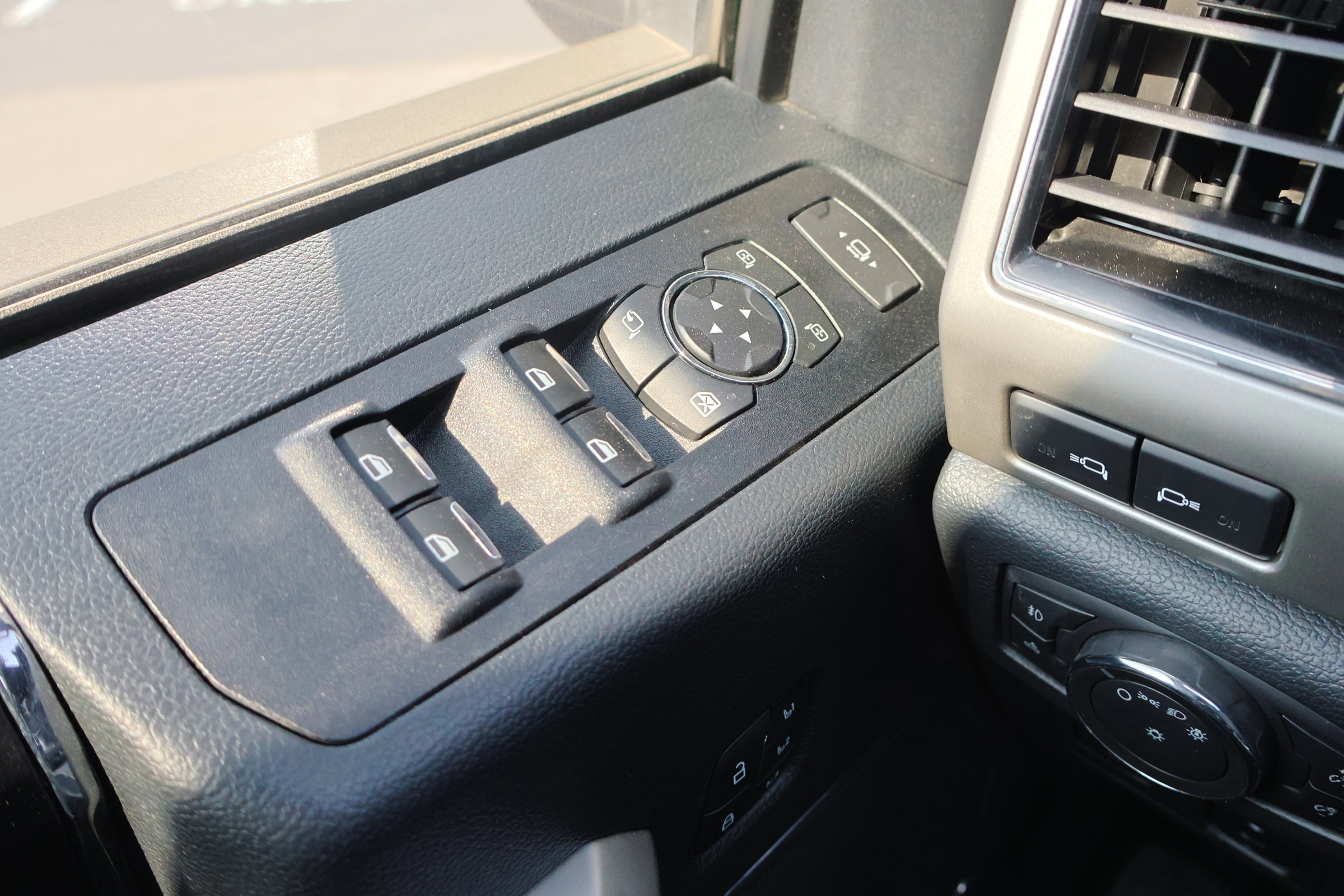 Certified 2022 Ford F250 Lariat w/ Tremor Off-Road Package image 19