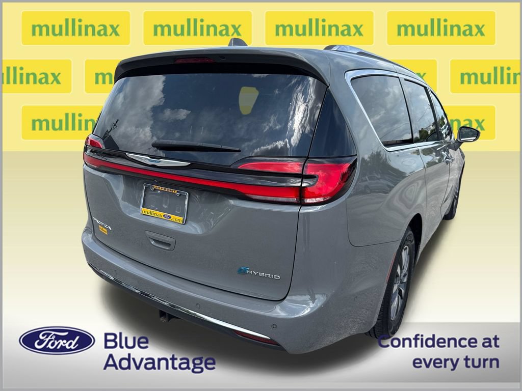 Used 2021 Chrysler Pacifica Touring-L FWD image 4
