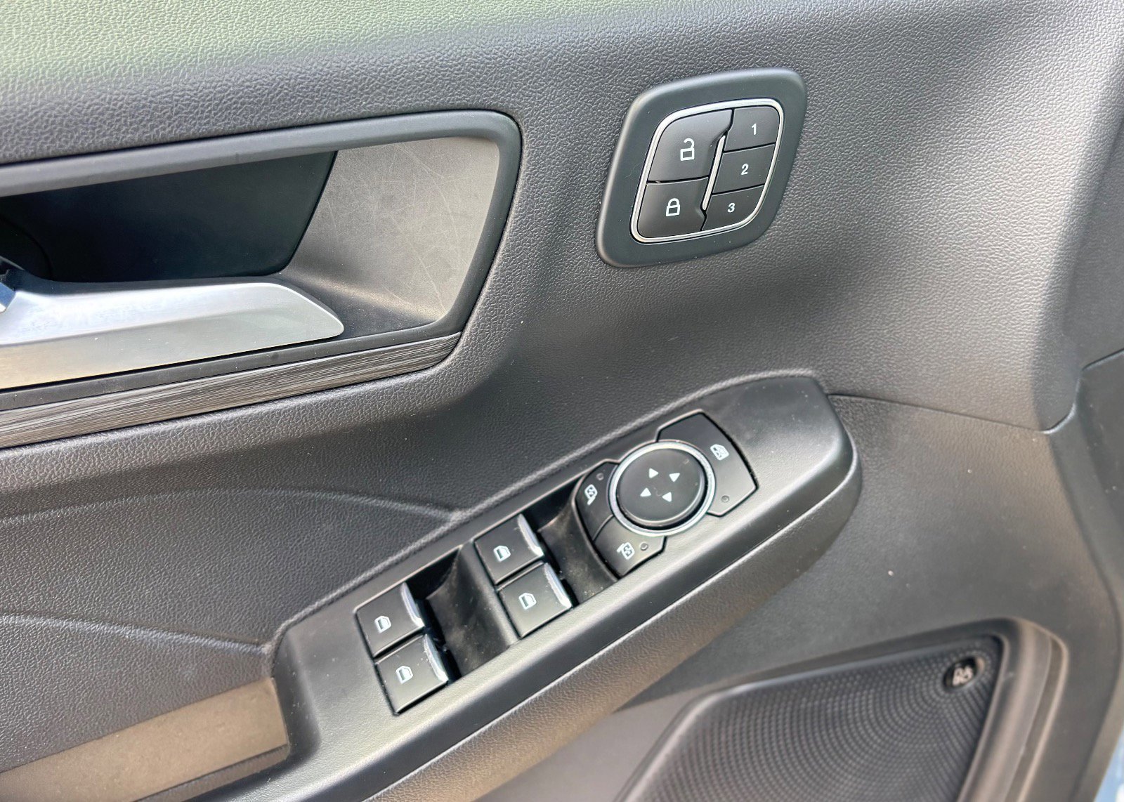 Certified 2025 Ford Escape Platinum w/ Premium Technology Package image 27