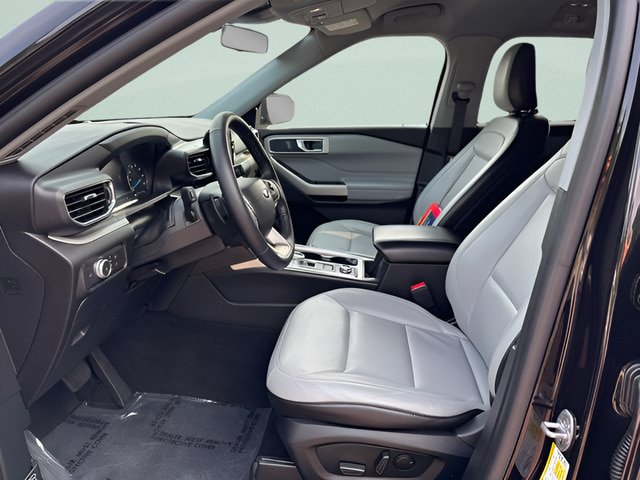 Certified 2021 Ford Explorer XLT w/ Equipment Group 202A AWD/4WD image 4