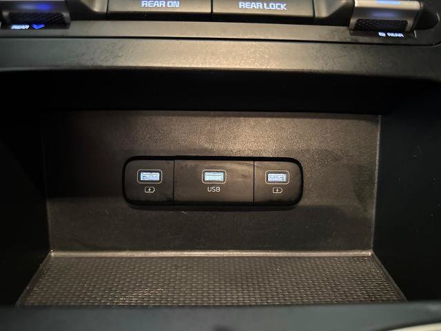 Used 2022 Kia Carnival LX FWD image 28