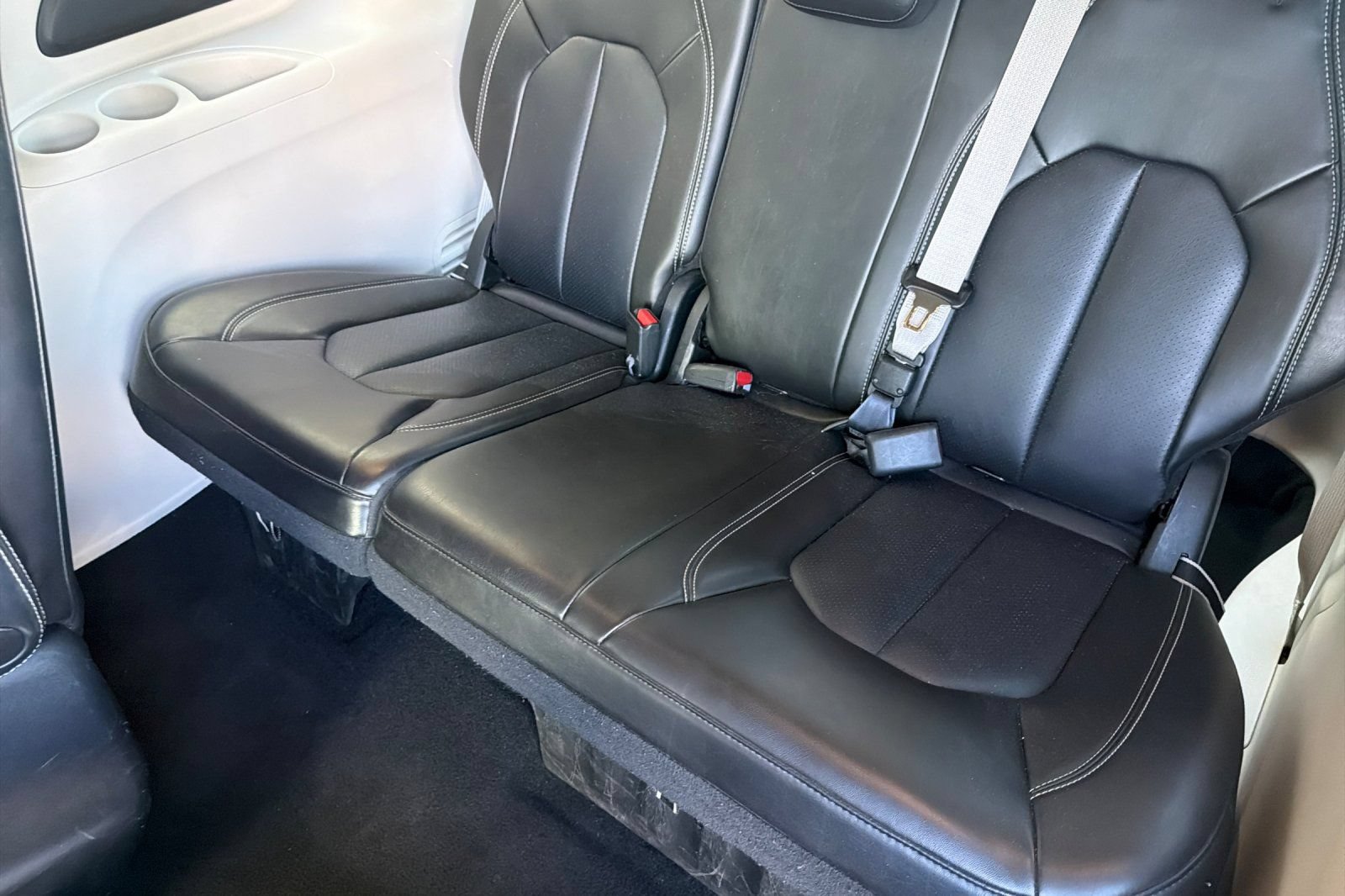 Used 2023 Chrysler Pacifica Touring-L FWD image 16