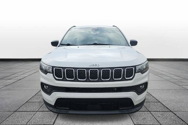 Used 2024 Jeep Compass Latitude AWD/4WD image 2