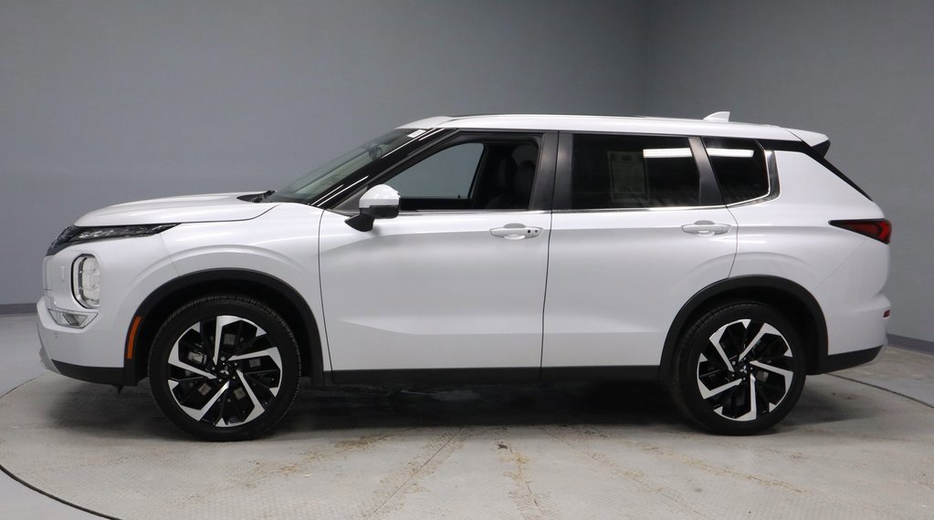Used 2023 Mitsubishi Outlander SE image 2