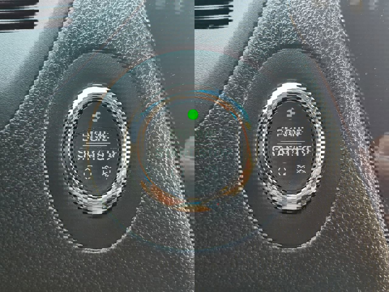 Certified 2018 Ford Explorer XLT w/ Equipment Group 202A image 25