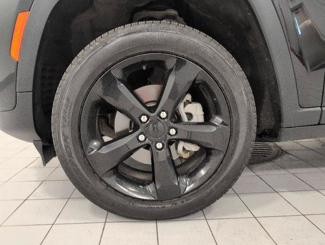 Used 2023 Jeep Grand Cherokee Limited w/ Black Appearance Package AWD/4WD image 4