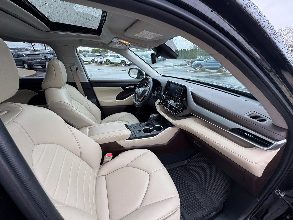 Used 2022 Toyota Highlander XLE AWD/4WD image 12