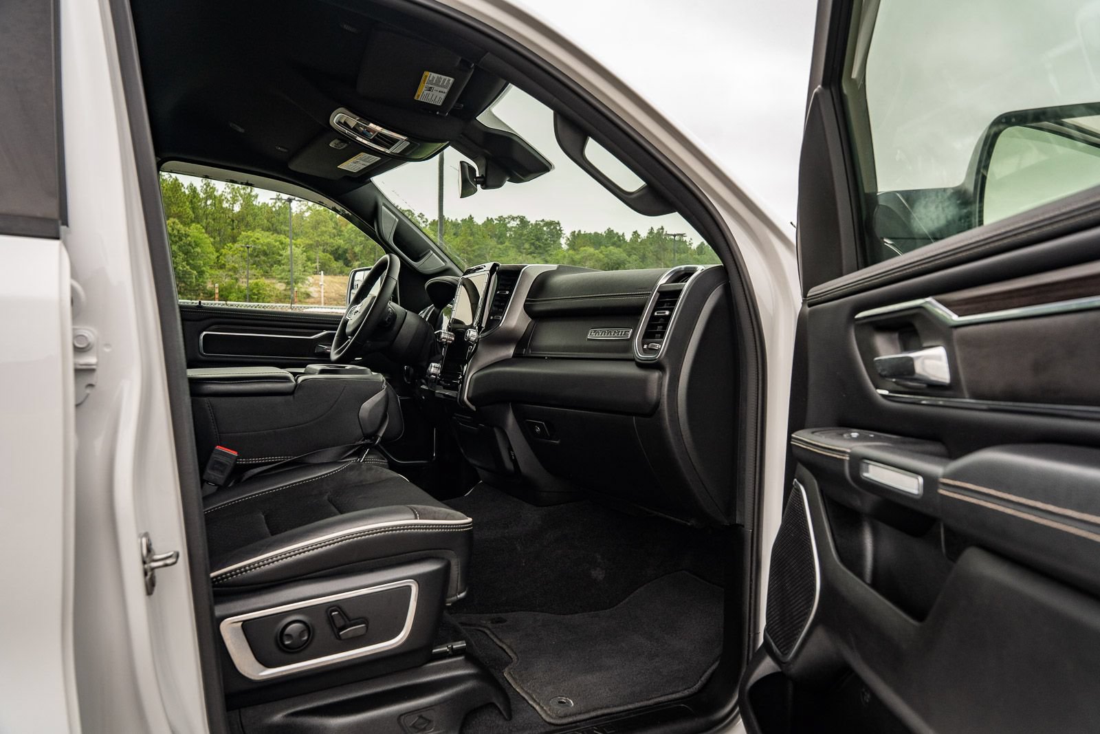 Used 2025 RAM 1500 Laramie AWD/4WD image 12