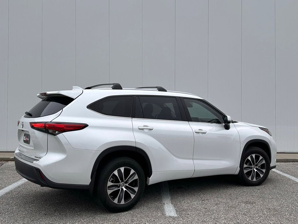 Used 2022 Toyota Highlander XLE AWD/4WD image 6
