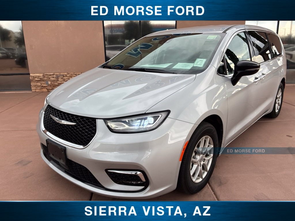 Used 2024 Chrysler Pacifica Touring-L FWD image 2