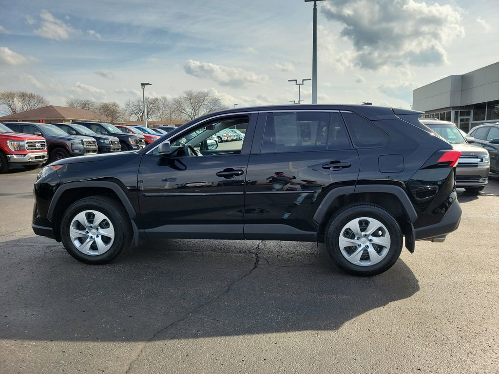 Used 2022 Toyota RAV4 LE image 7