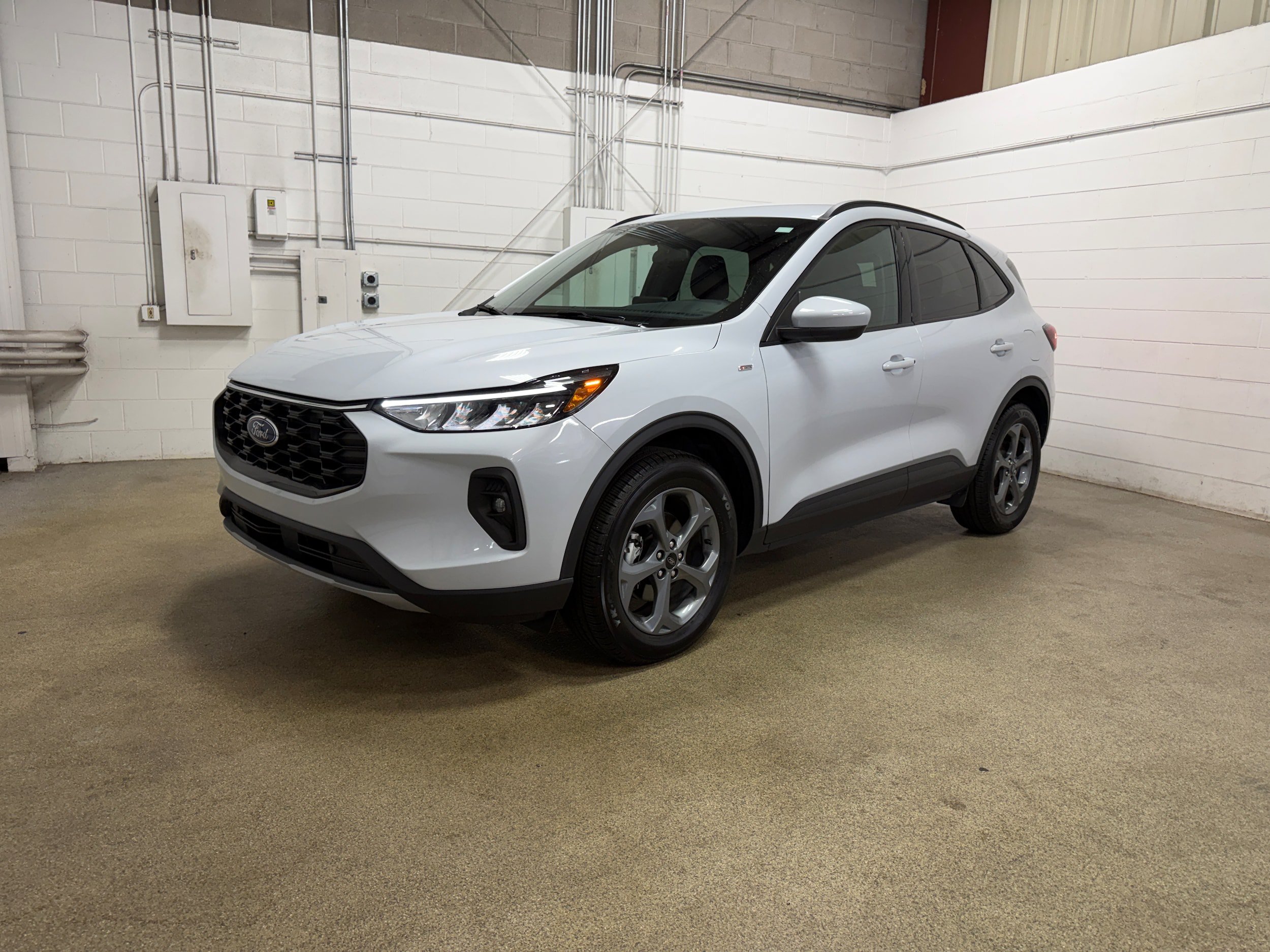 Certified 2025 Ford Escape ST-Line Select AWD/4WD image 2