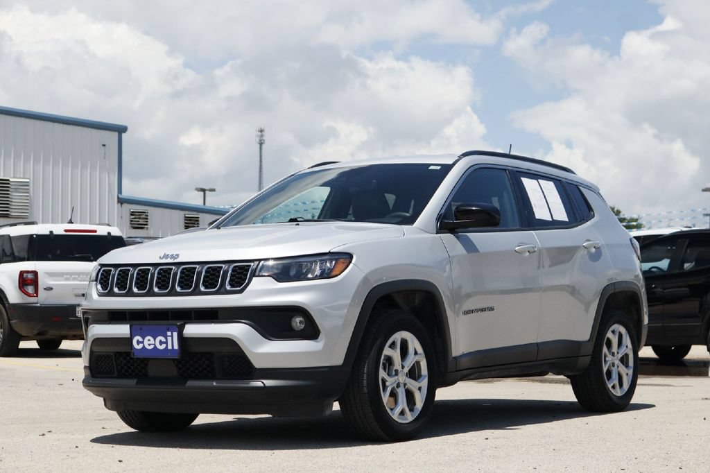 Used 2024 Jeep Compass Latitude AWD/4WD image 2