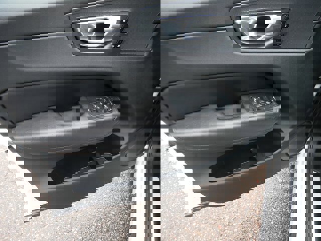 Used 2023 Volvo XC60 B5 Plus image 13